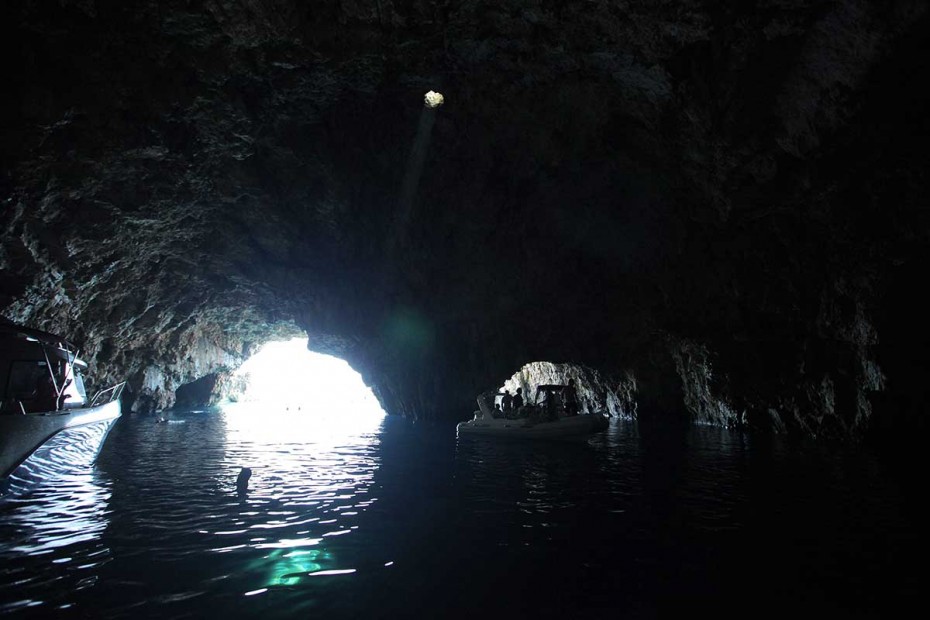 Beam of light in Green Cave Vis