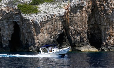 SugamanTours-MaestralSpeedboatexploringVisShore