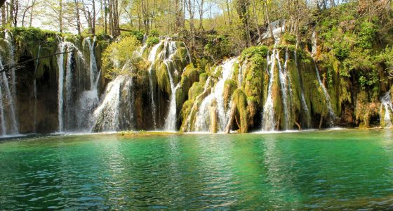 PlitviceLakesTour-beautifullakeandwaterfall