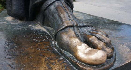 Golden toe of Gregury Nin statue